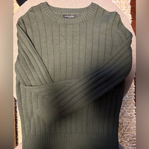 BANANA REPUBLIC ARMY GREEN CREWNECK SWEATER - Picture 1 of 3